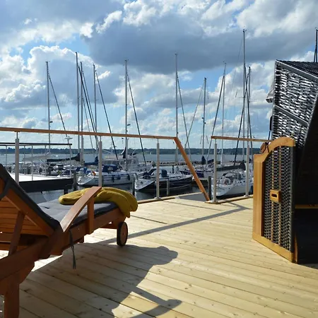 Hausboot Hecht Mit Dachterrasse In Marina Minde, Daenemark Сasa de vacaciones